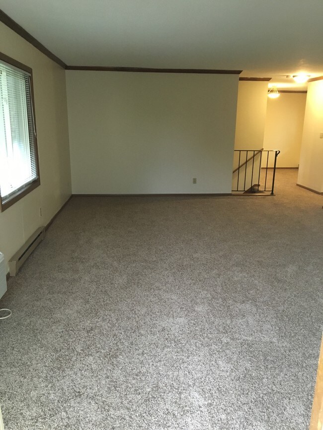 Spacious Living room - 4670 S Woodland Dr
