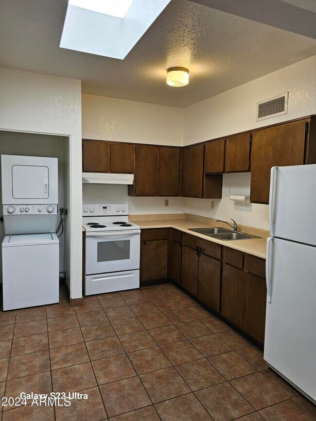 Building Photo - 518 E University Dr