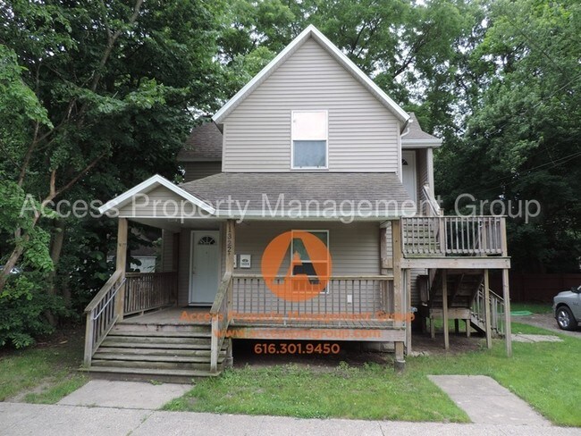 Building Photo - 1322 Hotop Ave