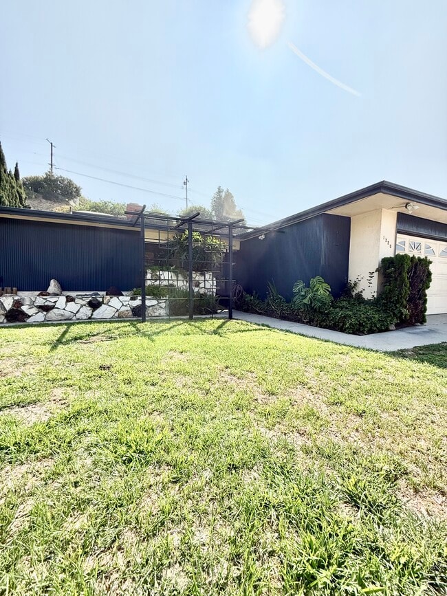 Building Photo - 1220 Crest Vista Dr
