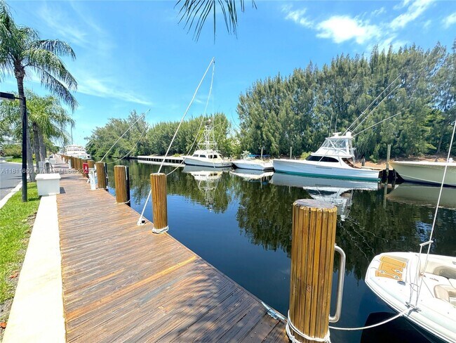 Foto del edificio - 6245 Bay Club Dr