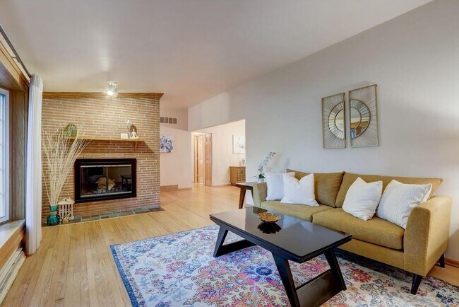 Foto del edificio - N33W22034 Memory Ln