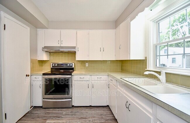 Building Photo - 216 S Hawkins Ave