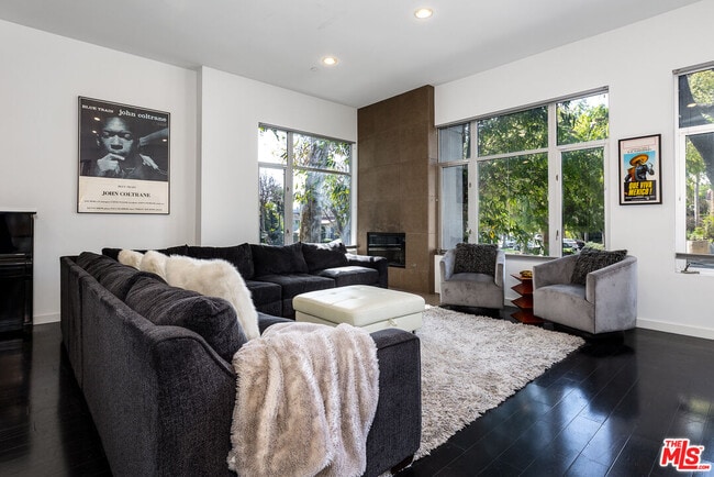 Foto del edificio - 900 N W Knoll Dr