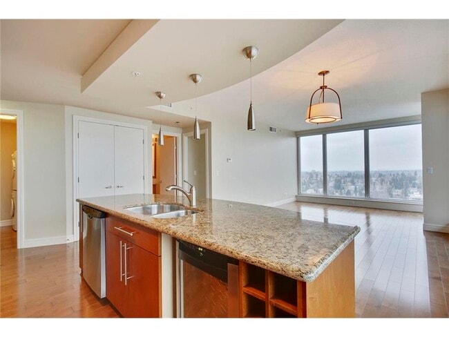 Building Photo - 817 15 Av SW