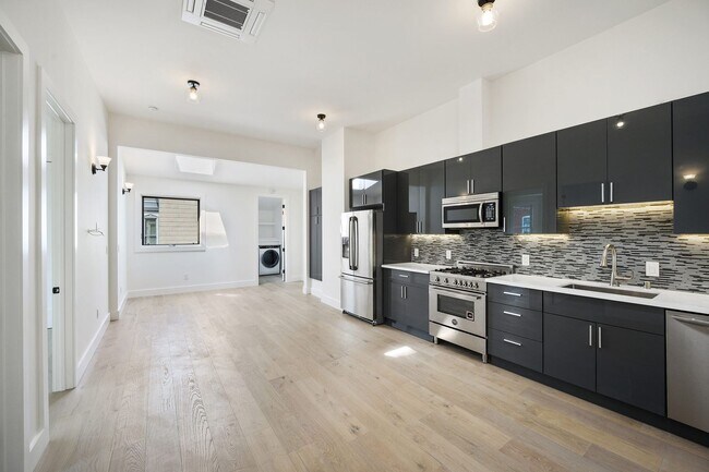 Building Photo - Stunning 2BD/2BA with Top of the Line Fini...