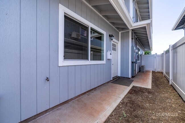 Foto del edificio - $4,000 / 3 BED / 2 BATH /  With 28 SOLAR P...