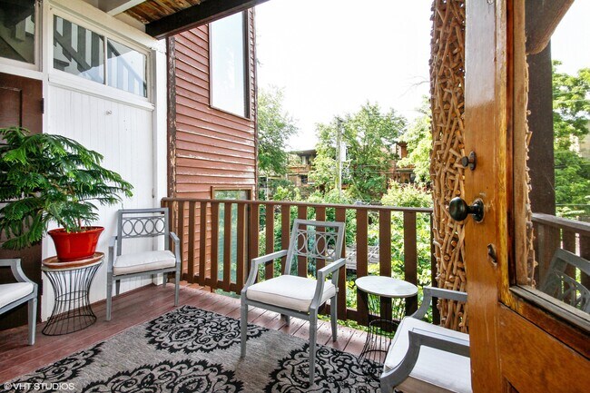 Back Porch - 725 W Brompton Ave