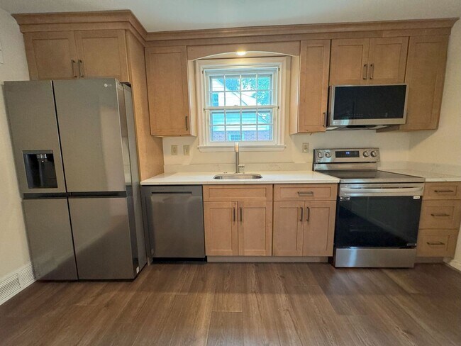 Building Photo - Renovated home, central air, stainless app...