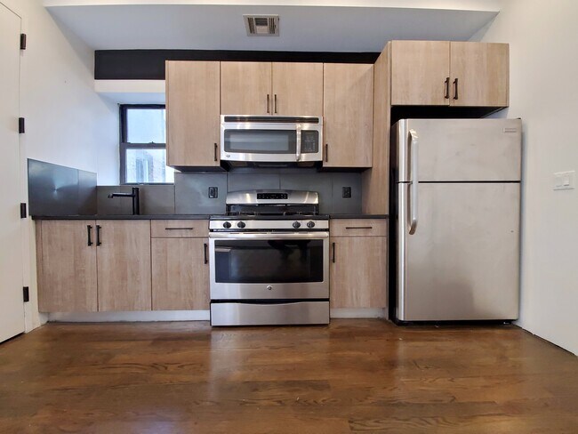 Building Photo - 414 Suydam St