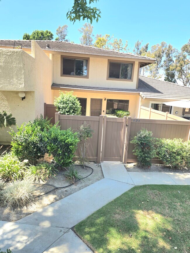 Foto del edificio - 624 Thoreau Ln