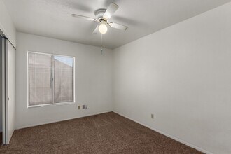 Building Photo - 7331 W Paradise Dr