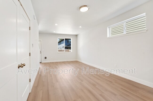 Building Photo - 936 Molalla Ave