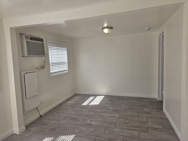 Foto del edificio - 318-320 Highland Dr