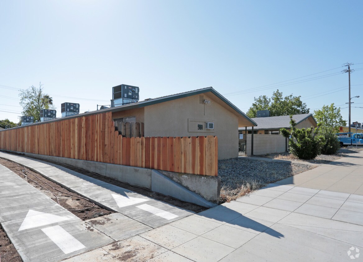 Building Photo - 981 Pollasky Ave