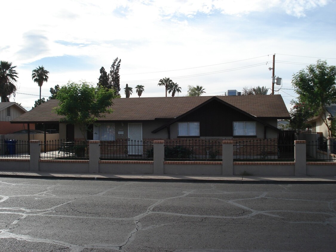 Primary Photo - LARGE REMODELED 3BR/2BA HOUSE W/GRANITE CO...