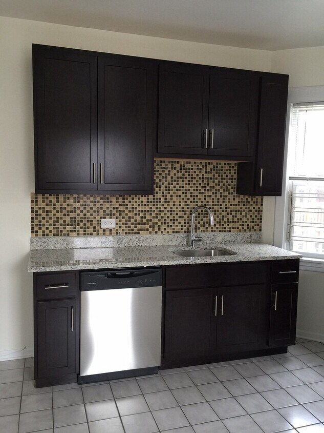 Foto principal - 2337 W Dickens Ave