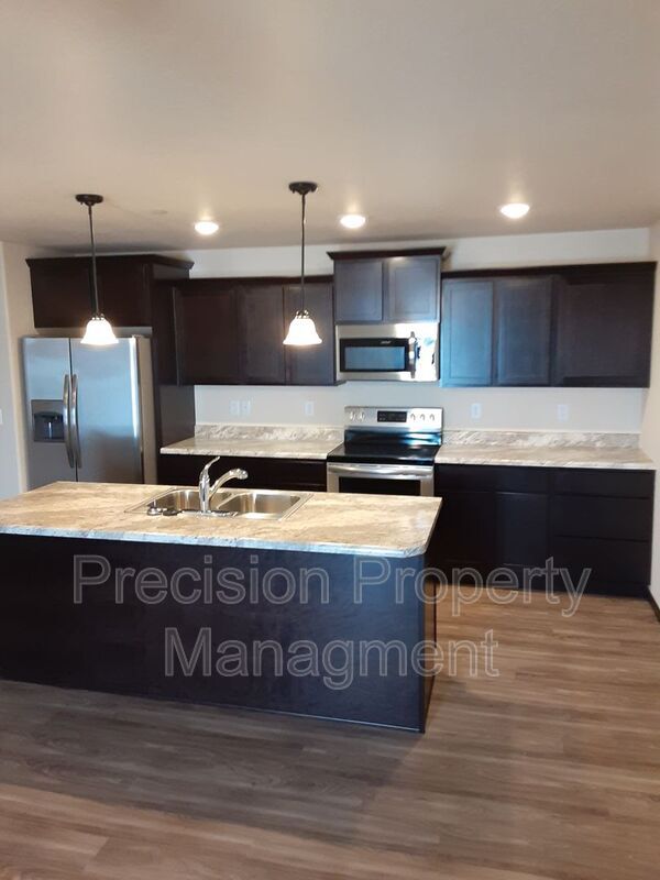 Foto del edificio - 561 225th St