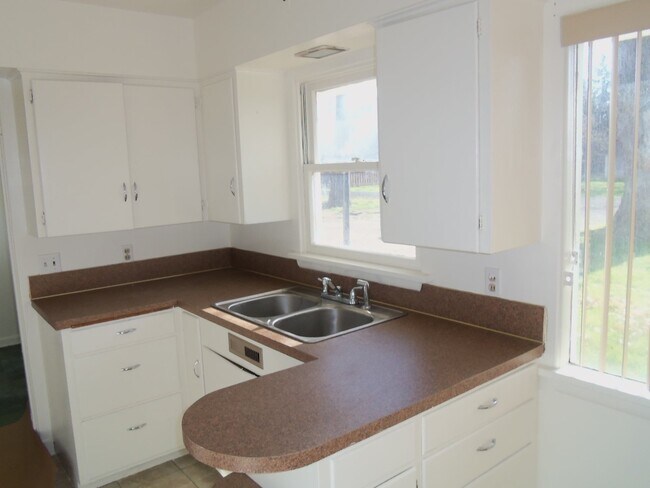 Building Photo - 1421 Monroe St. *single family home with t...