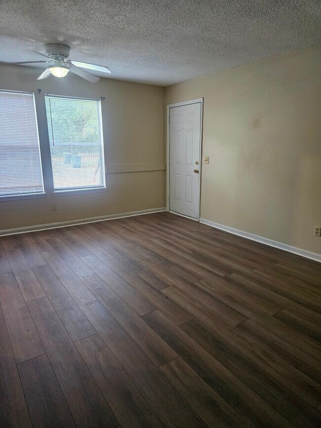 Foto del edificio - 7317 Patterson Road