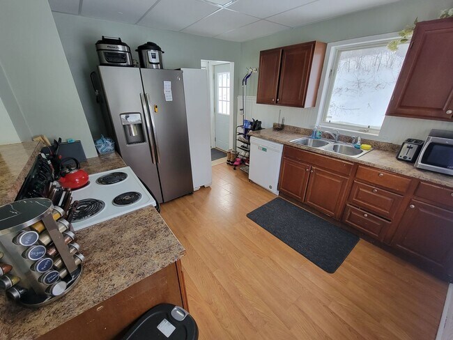 Foto del edificio - AVAILABLE JUNE - Updated 4 Bed 2 Bath