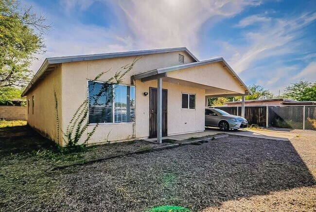 Foto del edificio - Charming three bedroom - two bathroom GREA...