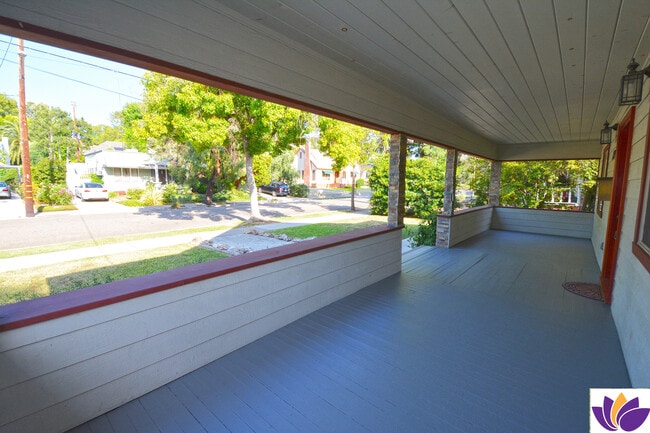 Building Photo - 1093 Avoca Ave