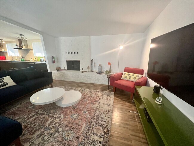 Foto del edificio - 3 Bedroom 2 Bathroom - Fully Furnished - Mid Century Modern