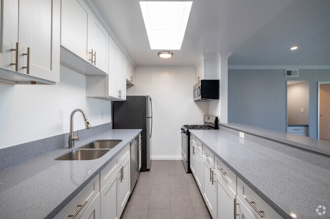 2BR, 2BA - 1,100SF - Kitchen - 909 Palm Ave