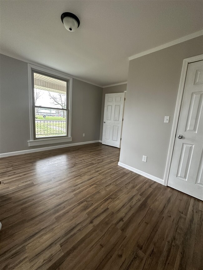 Foto del edificio - 2429 Bowling Green Rd