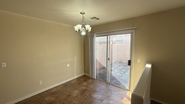 Building Photo - Move in Ready 3 bedroom 2.5 Bath Townhome