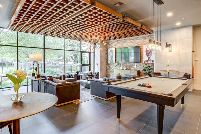 Habitación comunitaria con mesa de billar - Hermann Park Lofts