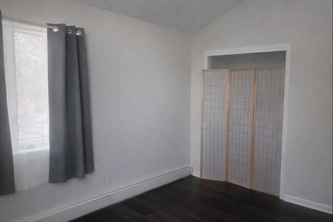 Building Photo - Spacious 1-bedroom, 1-bathroom (Cottage)