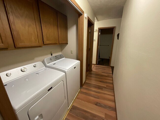 Building Photo - Spacious Duplex