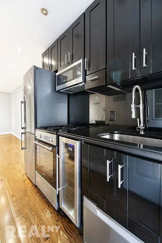 Foto del edificio - 127 E 7th St