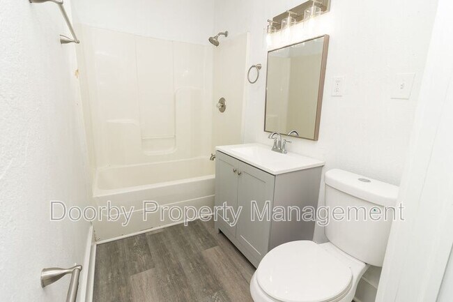 Foto del edificio - 1203 Rockway Dr