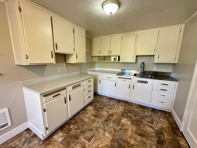 Building Photo - Freshly Updated & Move-In Ready