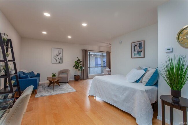 Foto del edificio - 1735 N Fuller Ave