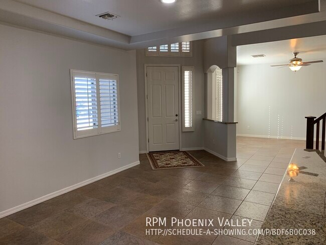 Building Photo - Gorgeous Updated 5-bed /3 Bath in Trailsid...
