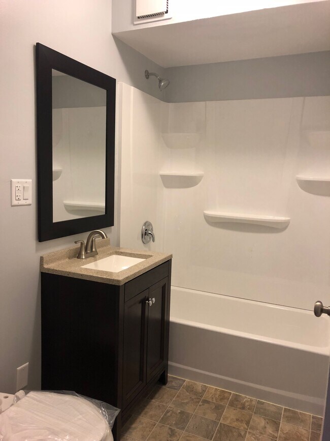 Bathroom w/tub - 1033 9th Ave