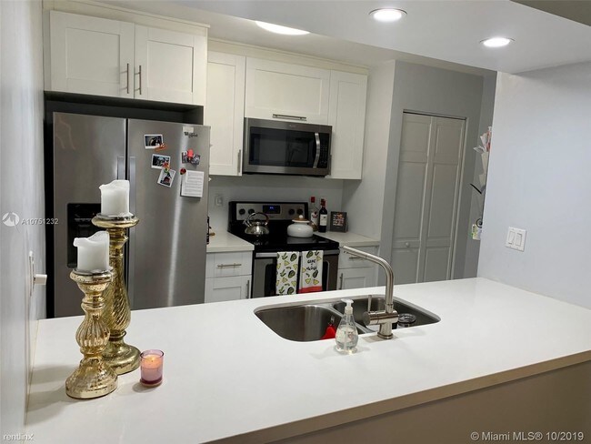 Foto del edificio - 18246 Mediterranean Blvd