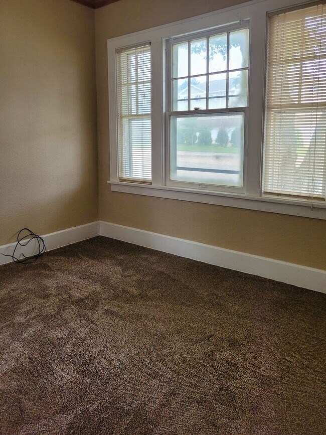 Building Photo - 7911 University Ave