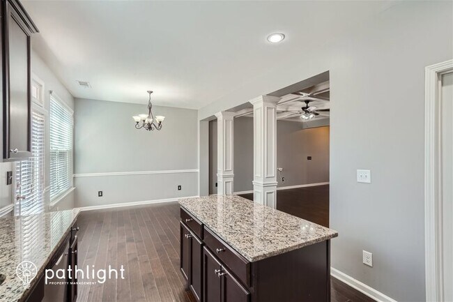 Building Photo - 3000 Clear View Ln