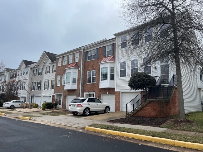 Building Photo - Elegant And Spacious 3 Bed 3.5 Bath Townhome In Vibrant Loudon Parkway Center