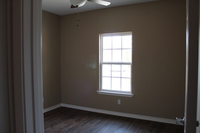 Foto del edificio - 1630 Samples Rd