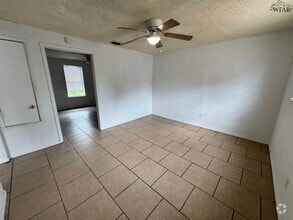 Building Photo - 613 Sunset Dr