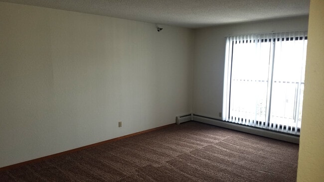 Building Photo - Round Lake Estates