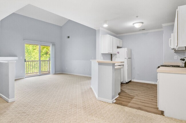 Building Photo - 2 Bed/2 Bath Plus Loft. Pet Friendly. Reserved Parking.