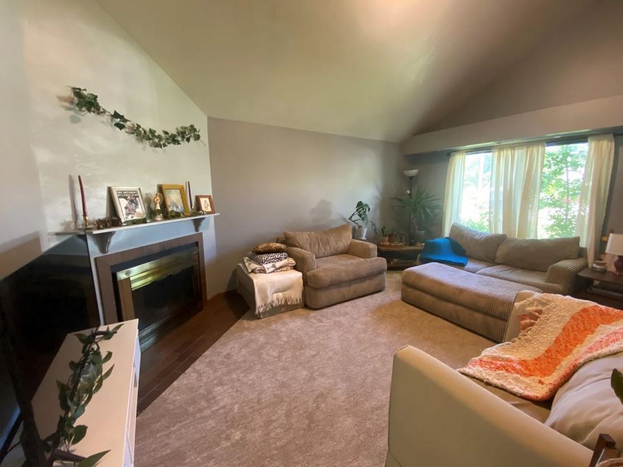 Living Room vaulted ceiling - 2713 Adams Ave
