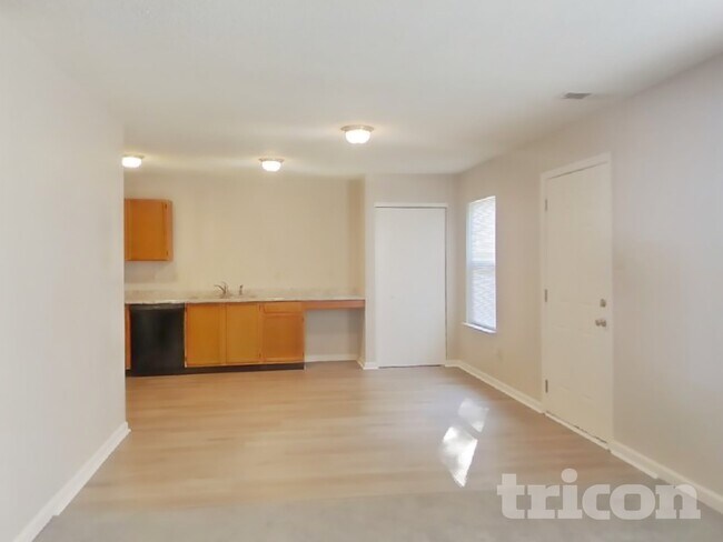 Foto del edificio - 121 Winterwood Dr